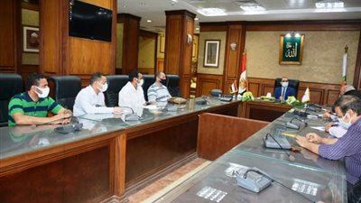 نائب محافظ سوهاج يجتمع باللجنة الفنية لمتابعة المراكز التكنولوجية لخدمة المواطنين  