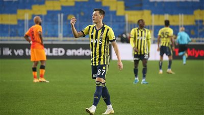 أوزيل يُعلن رفضه إقامة دوري السوبر الأوروبي