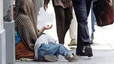 محافظ قنا يحذر من تقديم مساعدات مالية للمتسولين ويشكل لجان لمطاردتهم