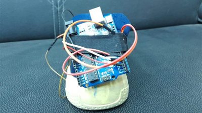 يُحذرهم بالحواجز.. طالب إعدادي بالمنيا يخترع حذاء للمكفوفين