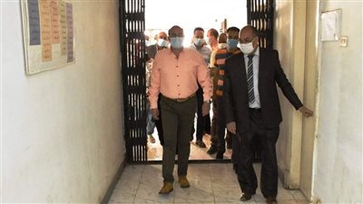 محافظ أسوان يتفقد ويتابع تطبيق الإجراءات الاحترازية بالمنشآت الحكومية
