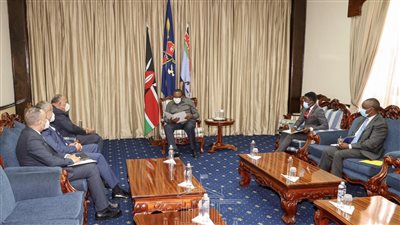 بشأن سد النهضة.. وزير الخارجية يسلم رسالة من الرئيس السيسي لنظيره الكيني (صور)