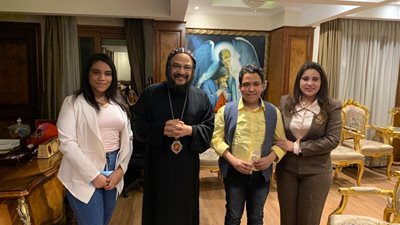 أندرو وعائلته يشاركون المسلمين فرحتهم برمضان بتصنيع الفوانيس وتوزيعها كهدايا في الإسكندرية