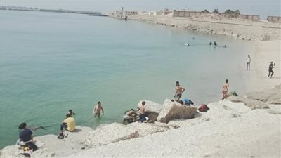 الإسكندرانية يهجرون المنازل ويتوجهون للبحر هربًا من الحر