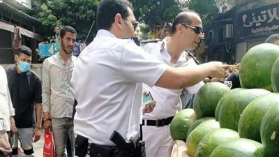 استجابة لشكاوى السكان.. حملة لإزالة تعديات الطريق العام والباعة بسوق زنانيري بالإسكندرية