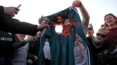 جماهير ليفربول تحرق قميص الفريق اعتراضًا على المشاركة في السوبر الأوروبي (صور)