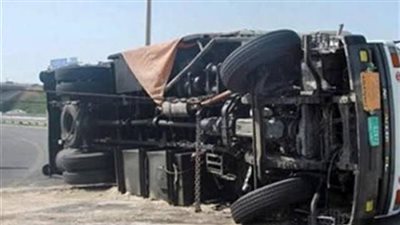 إصابة شخصين في حادث انقلاب سيارة نقل بالطريق الصحراوي بالمنيا