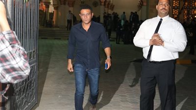 آسر ياسين وأشرف زكي ويسرا يقدمون واجب العزاء في والدة أحمد خالد صالح (صور)