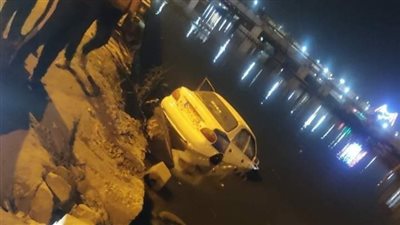 عاجل.. سقوط سيارة ببورسعيد في المجرى الملاحي لقناة السويس (فيديو)