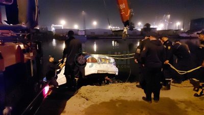 نجاح جهود انتشال سيارة سقطت في قناة اتصال المجري الملاحي وبحيرة المنزلة ببورسعيد دون إصابات