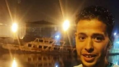 قام بعمل بطولي.. شاب ينقذ سائق سقطت سيارته في قناة الاتصال بين قناة السويس وبحيرة المنزلة ببورسعيد