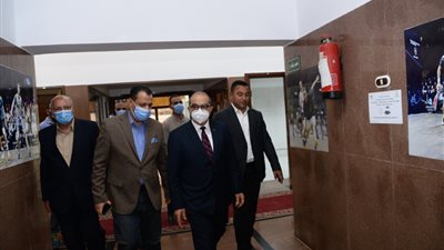 رئيس جامعة أسيوط يفتتح صالات مجمع الإسكواش بعد انتهاء تطويرها ورفع كفاءتها
