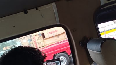 اصطدام سيارة نقل بعمود كهربائي على الطريق الزراعي 