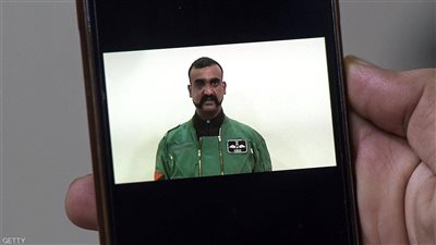 على طريقة أمير كرارة.. “شارب” طيار هندي يجتاح الهند(صور)