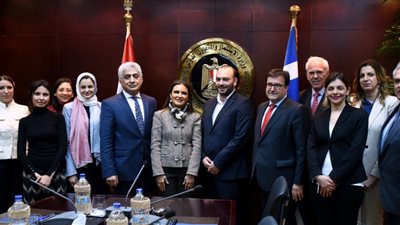 سحر نصر تلتقي وفد يوناني لبحث زيادة الاستثمارات في مصر