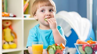 خبيرة تغذية: يجب تنظيم عادات الطفل الغذائية من عمر العامين (فيديو)