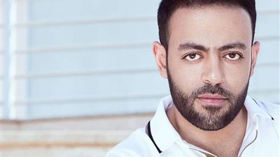 تامر عاشور يقدم جرعة حزن مكثفة للجمهور في أغنيته “أيام” (فيديو)