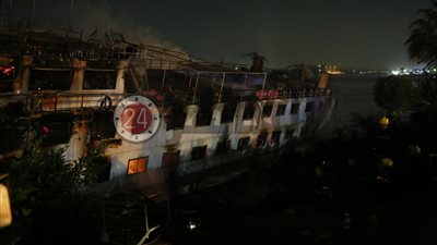 غرق مركب المعادي بعد السيطرة على الحريق (فيديو وصور)