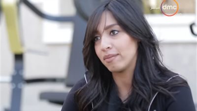 في اليوم العالمي للمرأة.. حامل فى الشهر التاسع تمارس رياضة رفع الآثقال (فيديو)