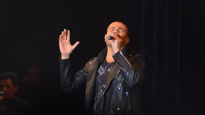 عمرو دياب يطرح أغنيته الجديدة “كترت مواضيعك” بحفل جامعة 6 أكتوبر (فيديو)