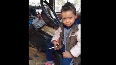 بطل واقعة الطفل المدخن داخل سيارة:الفيديو مكنش فيه أي ألفاظ خارجة