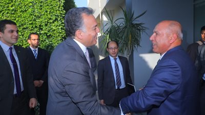كامل الوزير يعقد اجتماعا موسعا مع قيادات وزارة النقل ويلتقي بهشام عرفات (صور)