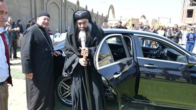 في ذكرى نياحته.. البابا كيرلس السادس يزور كنيسة السيدة العذراء ومارجرس بمدينتي (صور)