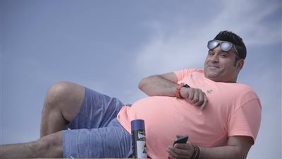 “إيبو ده حدوتة”.. شاهد صورة أكرم حسني على “باكو بسكويت” (صور)