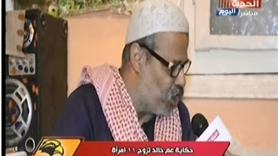 كان يمتلك مزرعة.. مواطن تزوج من 11 سيدة وأنجب 31 طفلا ويشتكي ضيق العيش (فيديو)