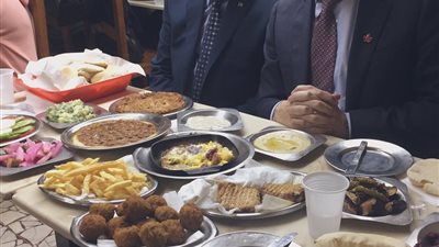 السفير الكندي بعد تناول الفول والطعمية بالإسكندرية: لن تغادر جائعًا أبدًا (صور)