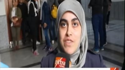 “إكسترا نيوز” تصف أول معيدة من ذوي القدرات الخاصة بـ”المُعاقة” (فيديو وصور)