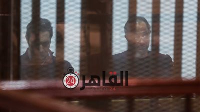 شاهد جمال وعلاء مبارك في قفص الإتهام بقضية “التلاعب بالبورصة” (صور)