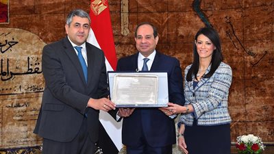 أمين “السياحة العالمية” يُهدي السيسي درع المنظمة لدعمه القطاع في مصر (صور)