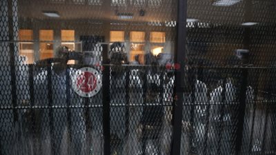 مشاهد من جلسة محاكمة 120 متهمًا في أحداث ذكرى ثورة يناير الثالثة