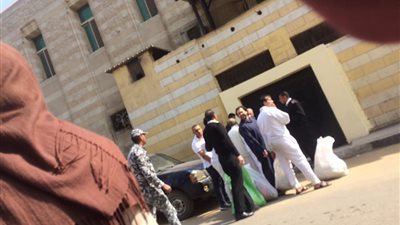 عاجل.. وصول علاء عبد الفتاح إلى قسم الدقى لإنهاء إجراءات خروجه (فيديو)