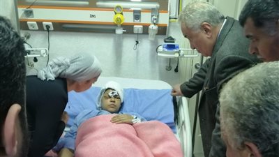 سامح عاشور يزور المحامية ضحية ضابط الأموال العامة في الشرقية (صور)