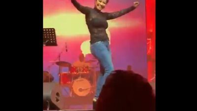 وصلة رقص لـ”شيرين عبدالوهاب” على أغنية “نساي” بحفلة بدبي (فيديو)