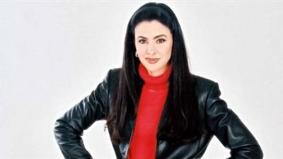 مقدمة حفل المراة المصرية تطلب من الحضور الوقوف تحية للرئيس السيسي