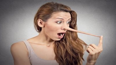 خبيرة لغة جسد تكشف علامات كذب زوجك.. وتؤكد: الستات أشطر فيه من الرجالة