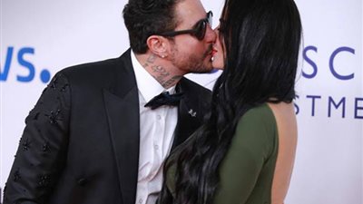 الفيشاوي يتجاهل شائعة الطلاق ويحتفل بعيد ميلاد زوجته (صور وفيديو)