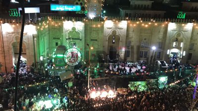 برائحة البخور وأصوات الذكر.. الآلاف يحتفلون بالليلة الختامية لمولد السيدة زينب (صور)