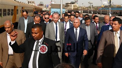تجمهر أفراد شرطة احتجاجًا على دفع تذكرة القطار أثناء وجود كامل الوزير