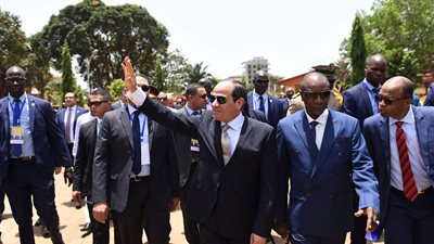 زار جامعة جمال عبد الناصر وافتتح مبني جديد باسمه.. السيسي في جولته مع نظيره الغيني (صور)