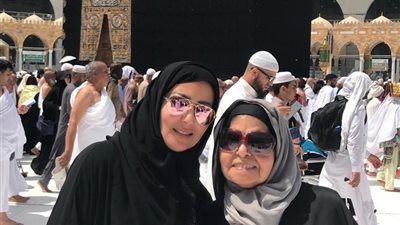 سمية الخشاب تؤدي مناسك العمرة مع والدتها