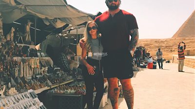 بعد مايك تايسون.. نجم game of thrones يزور الأهرامات بصحبة خطيبته (صور)