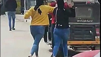 “علقة موت” من فتاتين لـ”سائق توكتوك” تحرش بهما (فيديو وصور)