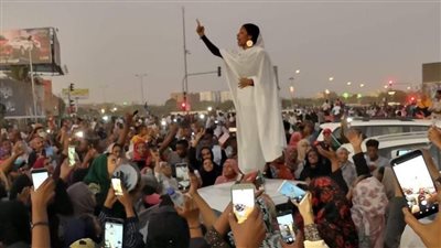 “صوت المرأة ثورة”.. تعرف على الفتاة السودانية التي غيرت شكل التظاهرات في البلاد (فيديو وصور)