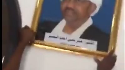 “اذهب إلى الجحيم”.. موظفو سفارة الخرطوم بالكويت يحطمون صورة البشير (فيديو)
