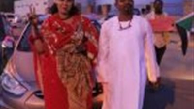 كأنه ميدان التحرير.. عروسان يحتفلان بزفافهما وسط المتظاهرين في السودان (فيديو)