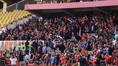 لاعبو الأهلي يوجهون الشكر للجمهور.. والمشجعون يقذفون زجاجات مياه على الحكم (فيديو)
